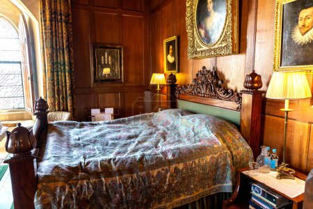 Téléchargez les photos : ARUNDEL, ROYAUME-UNI - 9 SEPTEMBRE 2023 : Intérieur du château d'Arundel - chambre vintage à Arundel, Angleterre, Royaume-Uni - en image libre de droit