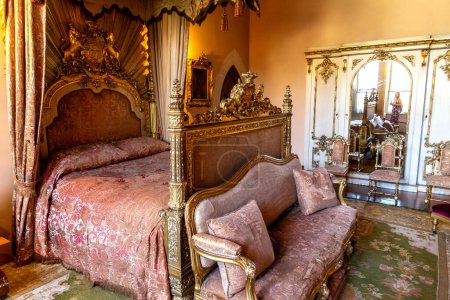 Photo for ARUNDEL, THE UNITED KINGDOM - SEPTEMBER 9, 2023: Interior of Arundel Castle - vintage bedroom in Arundel, England, United Kingdom - Royalty Free Image