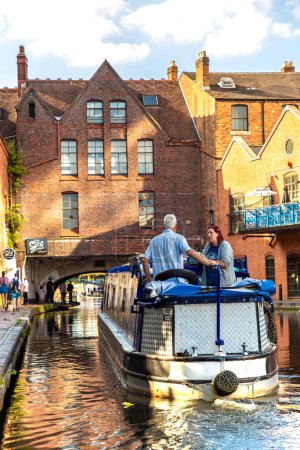 Téléchargez les photos : BIRMINGHAM, ROYAUME-UNI - 3 SEPTEMBRE 2023 : Les canaux d'eau de Birmingham par une journée ensoleillée à Birmingham, Angleterre, Royaume-Uni - en image libre de droit
