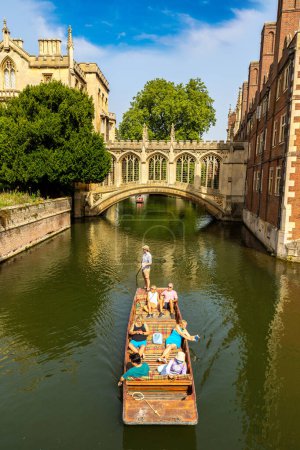 Photo for CAMBRIDGE, UK - SEPTEMBER 6, 2023: Bridge of Sighs and punting boat at Cambridge, St. John's College, University of Cambridge in a sunny day, England, United Kingdom - Royalty Free Image