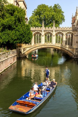 Téléchargez les photos : CAMBRIDGE, Royaume-Uni - 6 SEPTEMBRE 2023 : Pont des Soupirs et bateau à moteur à Cambridge, St. John's College, Université de Cambridge par une journée ensoleillée, Angleterre, Royaume-Uni - en image libre de droit