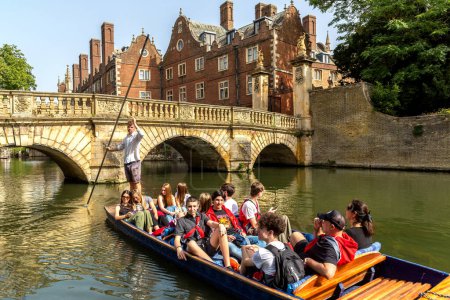 Téléchargez les photos : CAMBRIDGE, Royaume-Uni - 6 SEPTEMBRE 2023 : Bateau à percussion sur la rivière Cam and Bridge of Sighs à Cambridge, Université de Cambridge, Angleterre, Royaume-Uni - en image libre de droit