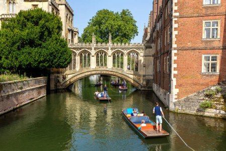Foto de CAMBRIDGE, Reino Unido - 6 de septiembre de 2023: Puente de Suspiros y lancha en Cambridge, St. John 's College, Universidad de Cambridge en un día soleado, Inglaterra, Reino Unido - Imagen libre de derechos