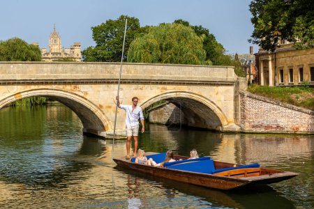 Foto de CAMBRIDGE, Reino Unido - 6 de septiembre de 2023: Barco de remos en el río Cam y Trinity Bridge en Cambridge, Universidad de Cambridge, Inglaterra, Reino Unido - Imagen libre de derechos