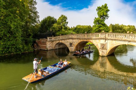 Téléchargez les photos : CAMBRIDGE, ROYAUME-UNI - 6 SEPTEMBRE 2023 : Punting boat on the river Cam and Clare Bridge in Cambridge, University of Cambridge, Angleterre, Royaume-Uni - en image libre de droit