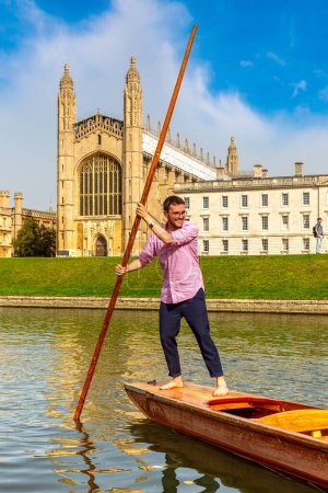 Téléchargez les photos : CAMBRIDGE, Royaume-Uni - 6 SEPTEMBRE 2023 : Bateau à percussion sur la rivière Cam et la chapelle King's College à Cambridge, Université de Cambridge, Angleterre, Royaume-Uni - en image libre de droit