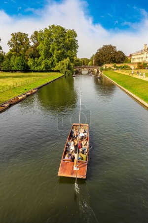 Photo for CAMBRIDGE, UK - SEPTEMBER 6, 2023: Punting boat on the river Cam and Clare Bridge in Cambridge, University of Cambridge, England, United Kingdom - Royalty Free Image