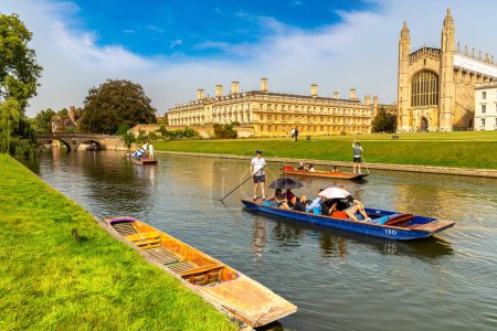 Téléchargez les photos : CAMBRIDGE, Royaume-Uni - 6 SEPTEMBRE 2023 : Bateau à percussion sur la rivière Cam et la chapelle King's College à Cambridge, Université de Cambridge, Angleterre, Royaume-Uni - en image libre de droit