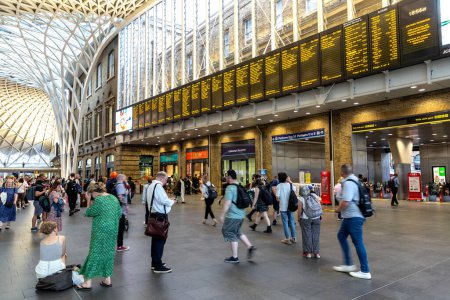 Téléchargez les photos : LONDRES, Royaume-Uni - 6 SEPTEMBRE 2023 : Horaires des départs à la station Kings Cross à Londres, Angleterre, Royaume-Uni - en image libre de droit
