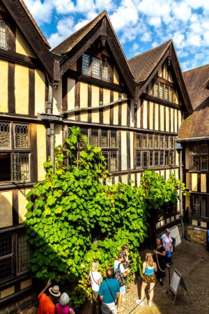 Téléchargez les photos : HEVER, Royaume-Uni - 10 SEPTEMBRE 2023 : Cour du château et des jardins médiévaux de Hever - maison de Tudor et Anne Boleyn par une belle journée ensoleillée, Kent, Royaume-Uni - en image libre de droit