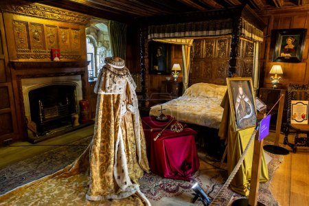 Téléchargez les photos : HEVER, Royaume-Uni - 10 SEPTEMBRE 2023 : Le couronnement de la reine Elizabeth I Robes et intérieur du château médiéval de Hever - maison de Tudor et Anne Boleyn, Kent, Royaume-Uni - en image libre de droit