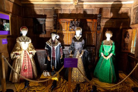 Téléchargez les photos : HEVER, Royaume-Uni - 10 SEPTEMBRE 2023 : Costumes vintage et intérieur du château médiéval de Hever - maison de Tudor et Anne Boleyn, Kent, Royaume-Uni - en image libre de droit