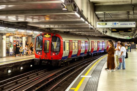 Foto de LONDRES, REINO UNIDO - 10 de septiembre de 2023: Estación de metro de Westminster en Londres, Inglaterra, Reino Unido - Imagen libre de derechos
