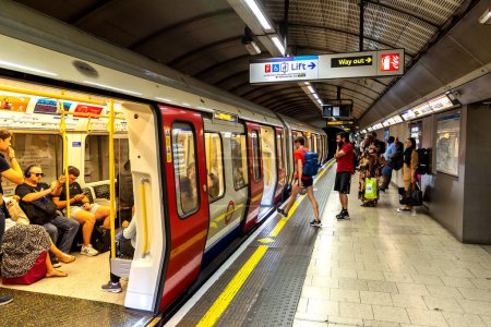 Foto de LONDRES, REINO UNIDO - 10 DE SEPTIEMBRE DE 2023: Estación de metro de Londres en Londres, Inglaterra, Reino Unido - Imagen libre de derechos