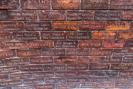 Foto de LIVERPOOL, Reino Unido - 16 de agosto de 2023: El Muro de la Fama en la calle Mathew en Liverpool, Reino Unido - Imagen libre de derechos