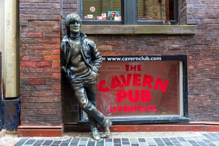 Téléchargez les photos : LIVERPOOL, ROYAUME-UNI - 16 AOÛT 2023 : Statue de John Lennon (The Beatles) à Mathew Street près du Cavern Pub à Liverpool, Royaume-Uni - en image libre de droit