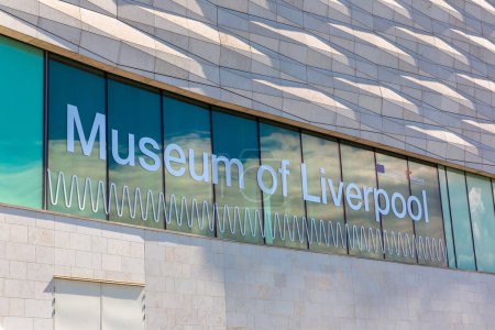 Téléchargez les photos : LIVERPOOL, Royaume-Uni - 16 AOÛT 2023 : Bâtiment du Musée de Liverpool par une journée ensoleillée à Liverpool, Royaume-Uni - en image libre de droit