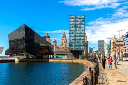 Téléchargez les photos : LIVERPOOL, Royaume-Uni - 16 AOÛT 2023 : Paysage urbain de Liverpool par une journée ensoleillée, Royaume-Uni - en image libre de droit