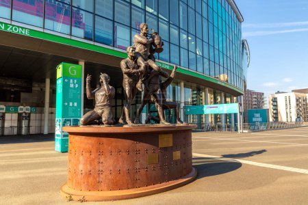 Téléchargez les photos : LONDRES, ROYAUME-UNI - 7 SEPTEMBRE 2023 : Statue des légendes de la Ligue de Rugby au stade Wembley à Londres par une journée ensoleillée, Angleterre, Royaume-Uni - en image libre de droit