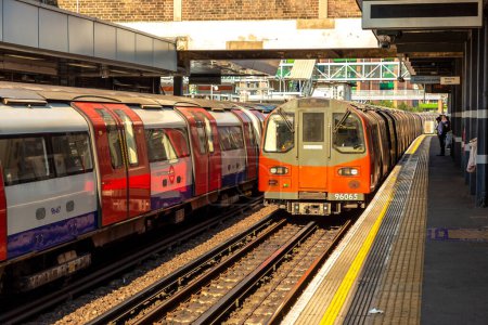Foto de LONDRES, Reino Unido - 10 de septiembre de 2023: Estación de metro de Londres - Wembley Park en Londres, Inglaterra, Reino Unido - Imagen libre de derechos