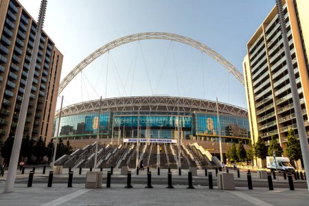 Téléchargez les photos : LONDRES, Royaume-Uni - 7 SEPTEMBRE 2023 : Stade Wembley à Wembley Park à Londres par une journée ensoleillée, Angleterre, Royaume-Uni - en image libre de droit