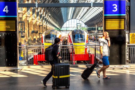 Téléchargez les photos : LONDRES, ROYAUME-UNI - 7 SEPTEMBRE 2023 : Un homme avec une valise marche à la gare de King's Cross à Londres, Angleterre, Royaume-Uni - en image libre de droit