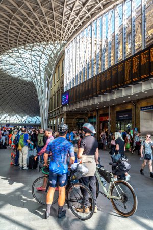 Foto de LONDRES, Reino Unido - 7 de septiembre de 2023: La gente mira el horario de salidas en Kings Cross Station en Londres, Inglaterra, Reino Unido - Imagen libre de derechos
