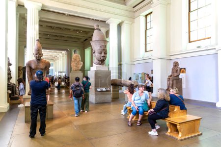 Foto de LONDRES, Reino Unido - 7 de septiembre de 2023: Enorme cabeza de granito de Amenhotep III - Faraón de Egipto en el Museo Británico de Londres - uno de los museos más visitados del mundo, Inglaterra, Reino Unido - Imagen libre de derechos