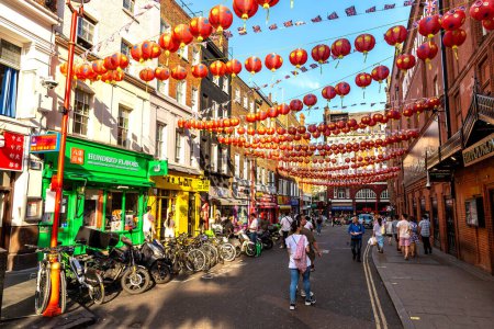 Foto de LONDRES, Reino Unido - 7 de septiembre de 2023: China Town está decorada con faroles chinos en Londres al atardecer, Inglaterra, Reino Unido - Imagen libre de derechos