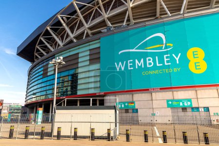 Foto de LONDRES, Reino Unido - 7 de septiembre de 2023: Estadio Wembley en Wembley Park en Londres en un día soleado, Inglaterra, Reino Unido - Imagen libre de derechos