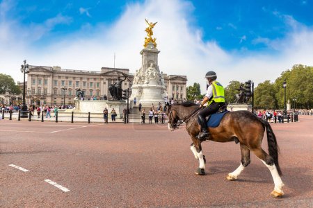 Photo for LONDON, UK - SEPTEMBER 8, 2023: Metropolitan mounted police patrolling at changing of the guard ceremony in front of Buckingham Palace in London, UK - Royalty Free Image