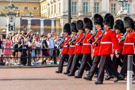Foto de LONDRES, Reino Unido - 8 de septiembre de 2023: ceremonia de cambio de guardia frente al Palacio de Buckingham en Londres en un día soleado, Reino Unido - Imagen libre de derechos