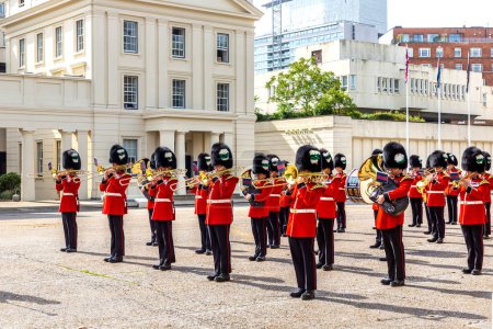 Foto de LONDRES, Reino Unido - 8 de septiembre de 2023: Guardias de Coldstream en la ceremonia de cambio de guardia frente a los cuarteles Wellington cerca del Palacio de Buckingham en Londres en un día soleado, Inglaterra, Reino Unido - Imagen libre de derechos