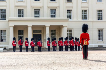 Téléchargez les photos : LONDRES, ROYAUME-UNI - 8 SEPTEMBRE 2023 : Cérémonie de relève de la garde devant la caserne Wellington près de Buckingham Palace à Londres par une journée ensoleillée, Angleterre, Royaume-Uni - en image libre de droit