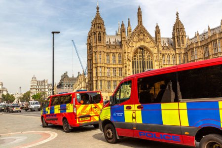Photo for LONDON, UK - SEPTEMBER 8, 2023: London Metropolitan Police van in front of Palace of Westminster in London in a sunny day, England, UK - Royalty Free Image