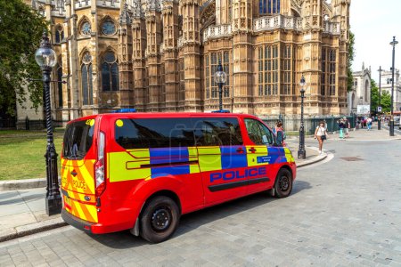 Téléchargez les photos : LONDRES, Royaume-Uni - 8 SEPTEMBRE 2023 : Camion de la police métropolitaine de Londres devant l'abbaye de Westminster à Londres par une journée ensoleillée, Angleterre, Royaume-Uni - en image libre de droit