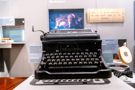 Foto de LONDRES, Reino Unido - 8 DE SEPTIEMBRE DE 2023: Vinage Remington 6 máquina de escribir silenciosa en Churchill War Rooms of the Imperial War Museum en Londres, Inglaterra, Reino Unido - Imagen libre de derechos