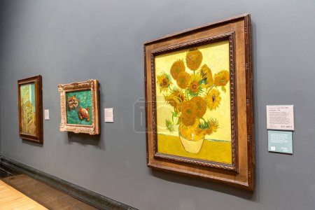 Foto de LONDRES, Reino Unido - 8 de septiembre de 2023: Famosas pinturas al óleo "SUNFLOWERS" de Vincent van Gogh en The National Gallery en Londres, Reino Unido - Imagen libre de derechos