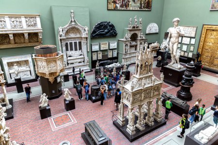 Téléchargez les photos : LONDRES, Royaume-Uni - 26 SEPTEMBRE 2023 : Intérieur du Victoria and Albert Museum à Londres - est le plus grand musée au monde des arts décoratifs et du design, Royaume-Uni - en image libre de droit