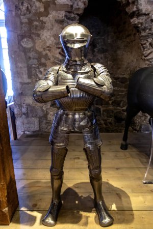 Téléchargez les photos : LONDRES, ROYAUME-UNI - 26 SEPTEMBRE 2023 : Chevaliers médiévaux armures dans l'armurerie de la Tour de Londres à Londres, Angleterre, Royaume-Uni - en image libre de droit