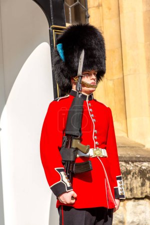 Foto de LONDRES, Reino Unido - 26 de septiembre de 2023: Guardia Real con el tradicional uniforme ceremonial de guardia en la Torre de Londres en un día soleado en Londres, Inglaterra, Reino Unido - Imagen libre de derechos