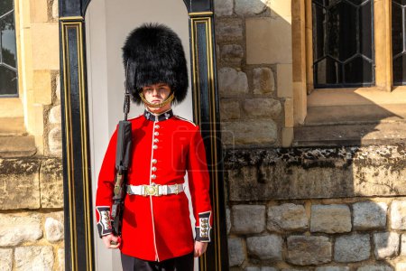 Foto de LONDRES, Reino Unido - 26 de septiembre de 2023: Guardia Real con el tradicional uniforme ceremonial de guardia en la Torre de Londres en un día soleado en Londres, Inglaterra, Reino Unido - Imagen libre de derechos