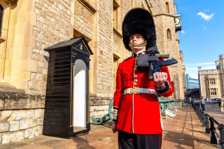 Téléchargez les photos : LONDRES, ROYAUME-UNI - 26 SEPTEMBRE 2023 : Garde royale en uniforme de cérémonie traditionnel en service à la Tour de Londres par une journée ensoleillée à Londres, Angleterre, Royaume-Uni - en image libre de droit