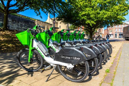 Téléchargez les photos : NOTTINGHAM, Royaume-Uni - 5 SEPTEMBRE 2023 : Location de vélos à une station d'accueil par Lime à Nottingham par une journée ensoleillée, Royaume-Uni - en image libre de droit