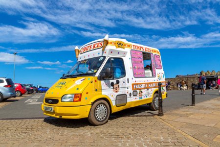 Foto de WHITBY, Reino Unido - 8 de agosto de 2023: Heladera vintage que vende helados en Whitby en un soleado día de verano, North Yorkshire, Reino Unido - Imagen libre de derechos