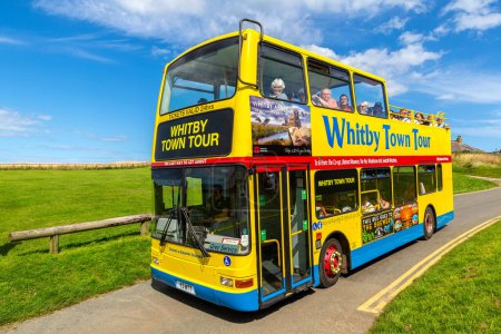 Téléchargez les photos : WHITBY, Royaume-Uni - 8 AOÛT 2023 : Whitby Town Tour bus à impériale ouvert à Whitby par une journée ensoleillée d'été, North Yorkshire, Royaume-Uni - en image libre de droit