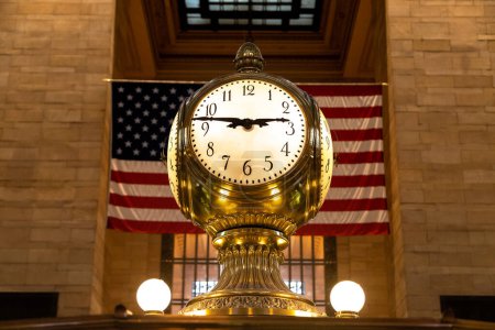 Téléchargez les photos : Horloge vintage classique dans le hall principal du Grand Central Station Terminal à Manhattan à New York, États-Unis - en image libre de droit
