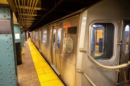 Téléchargez les photos : Chariot de métro en gare, New York, États-Unis - en image libre de droit