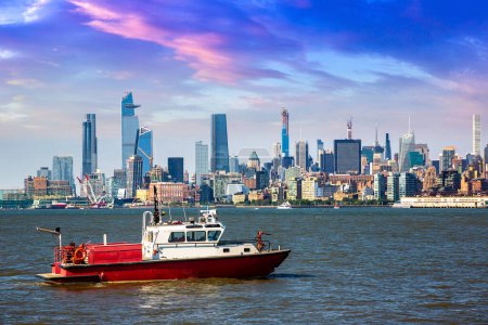 Feuerwehrboot der Feuerwehr von Jersey City auf dem Hudson River vor dem Hintergrund der Stadt Manhattan, USA