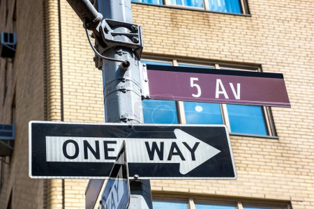 Foto de One way and Fifth Avenue street sign in New York City, NY, USA - Imagen libre de derechos